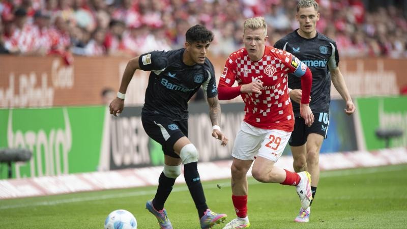 00：53两男子街头比赛拳击，谁输谁赢一目了然！